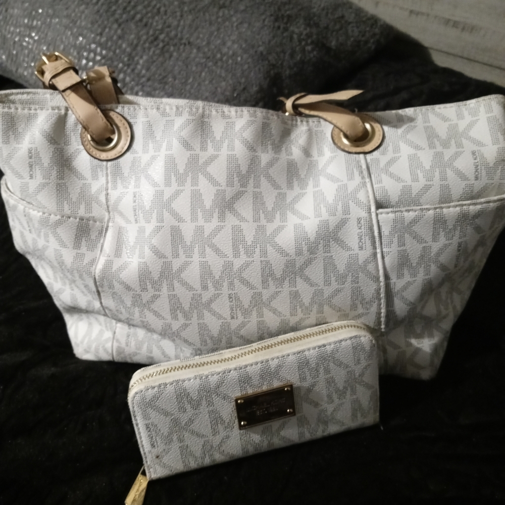 White and brown letters tote with wallet